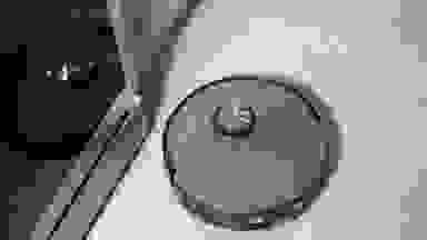 The Ultenic MC1 robot vacuum cleaning a kitchen floor.